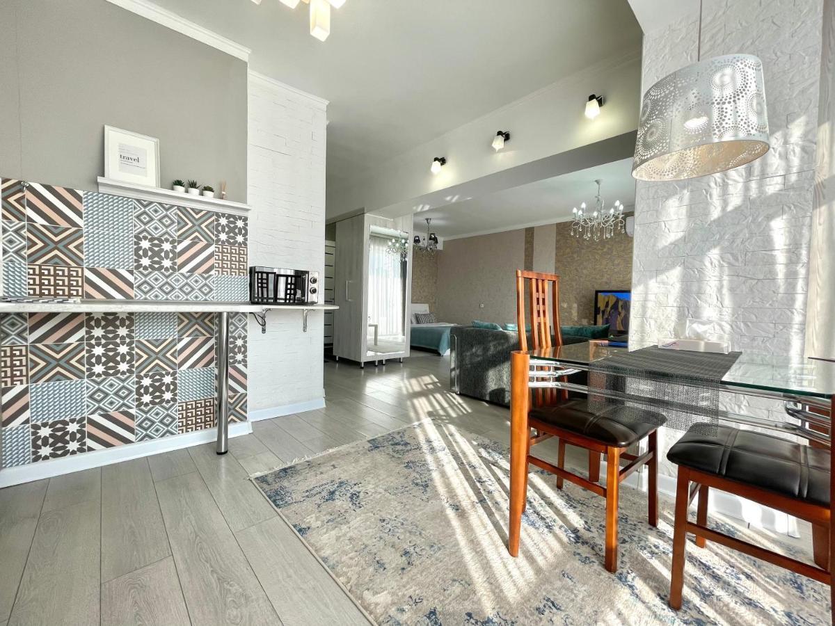 Apartment In The Heart Of The City Ałma Ata Zewnętrze zdjęcie