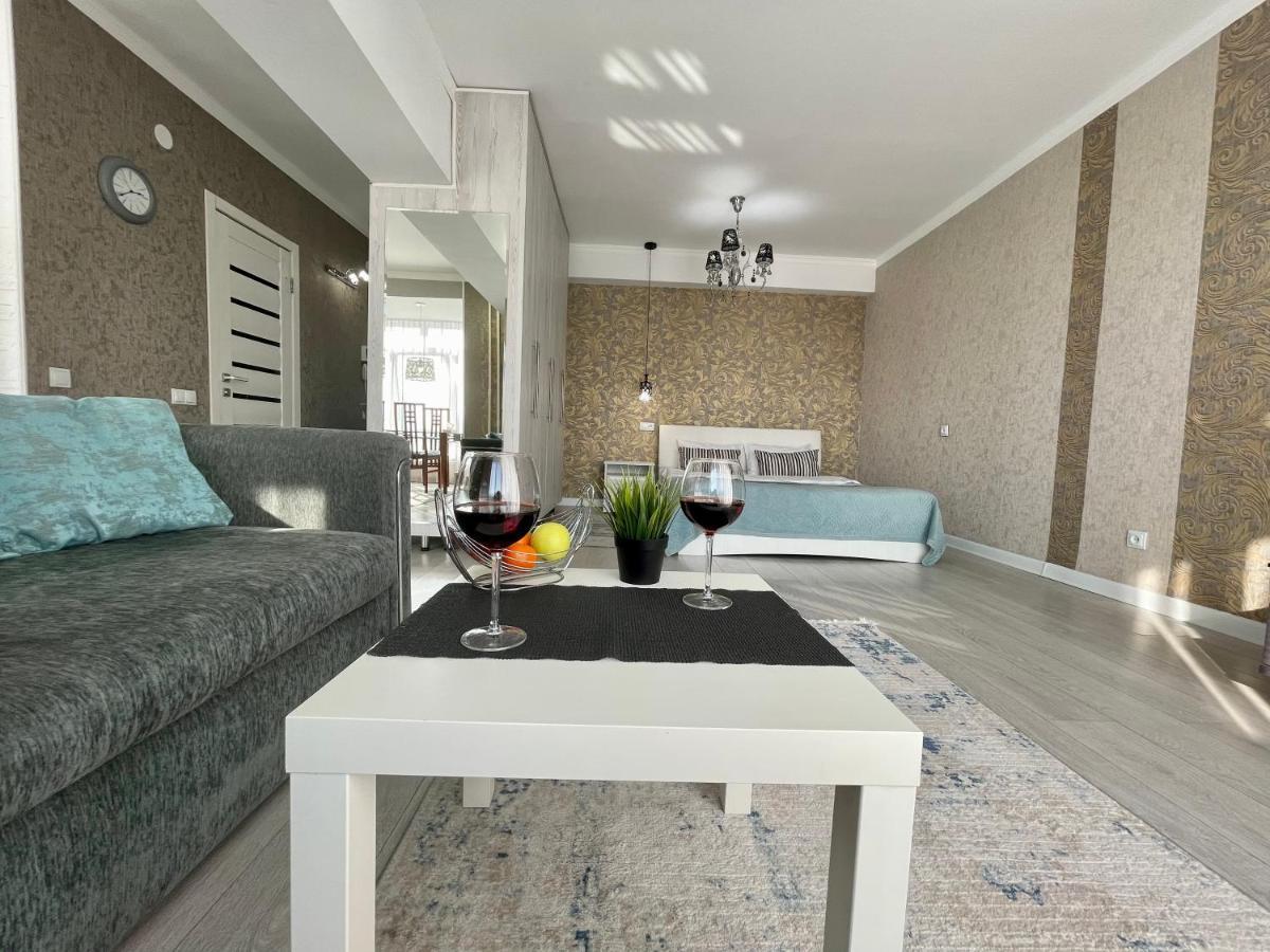Apartment In The Heart Of The City Ałma Ata Zewnętrze zdjęcie