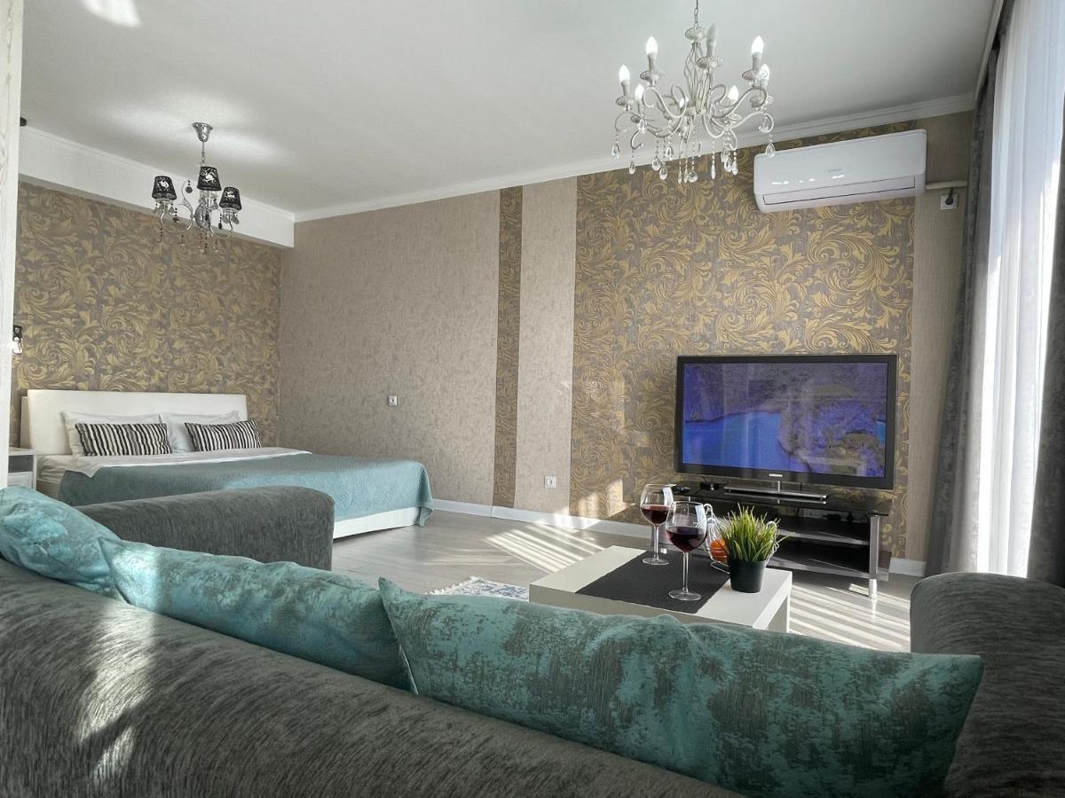 Apartment In The Heart Of The City Ałma Ata Zewnętrze zdjęcie